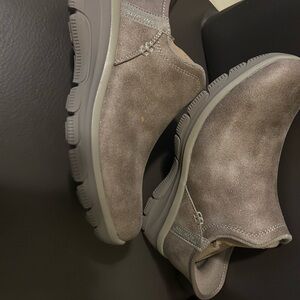 New in box Skechers Women's Easy Going Modern Hour Hands Free Slip ins. Size 5